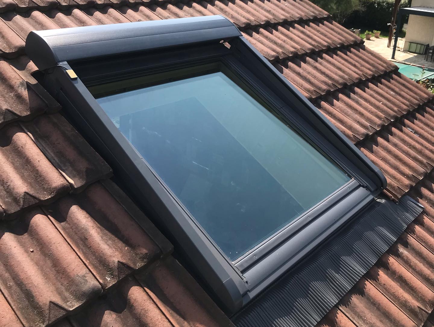 Création d’une fenêtre de toit motorisée